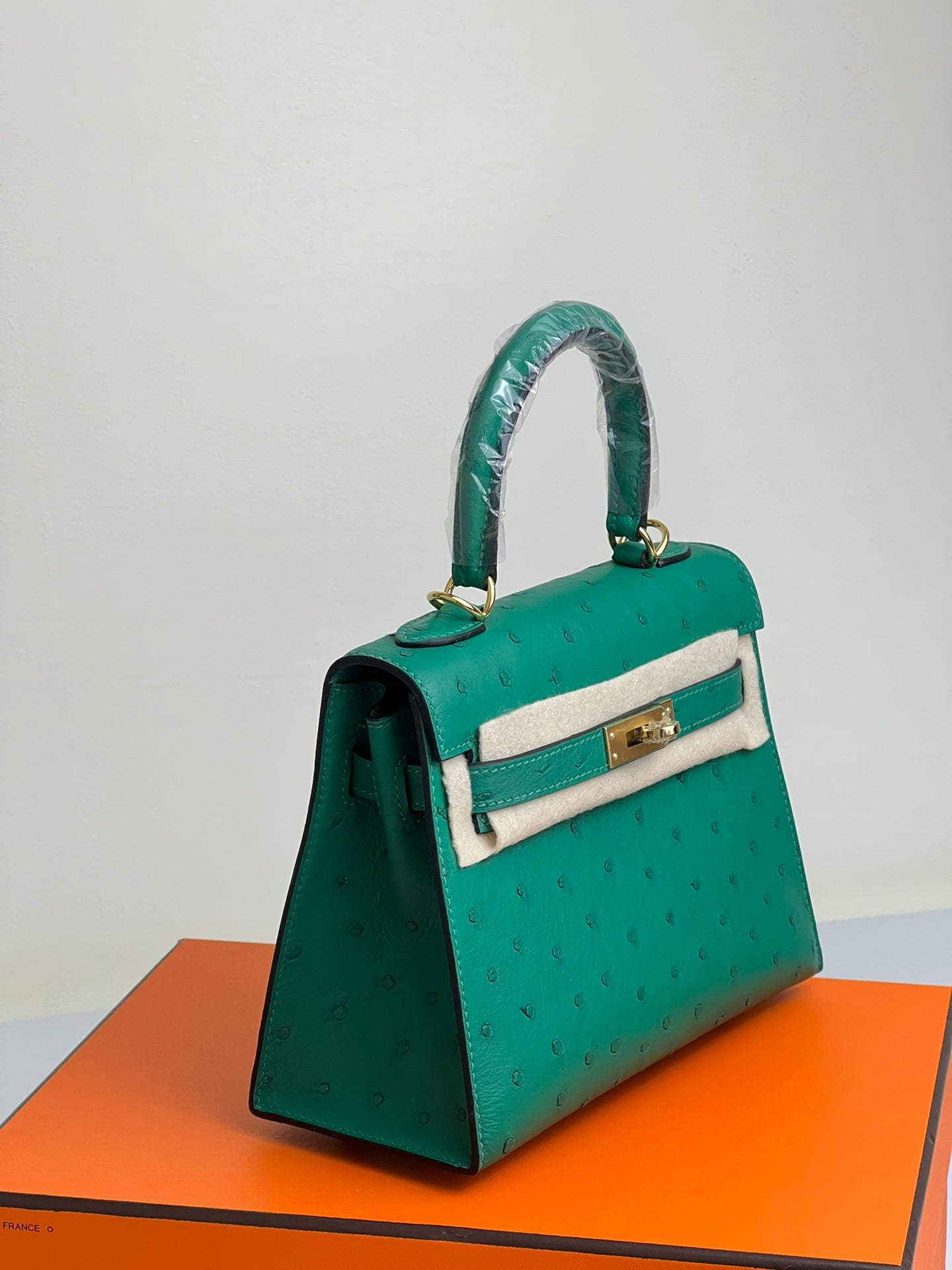 HERMES KELLY BAG 20 IN TEAL GREEN OSTRICH LEATHER WITH GOLD HARDWARE