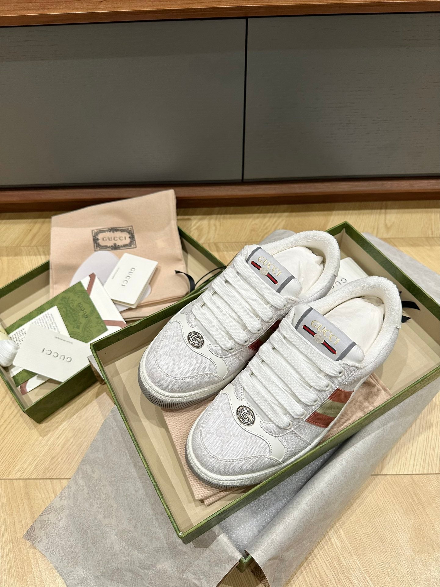 GUCCI WOMEN'S SCREENER TRAINER LIGHT GRAY CALFSKIN