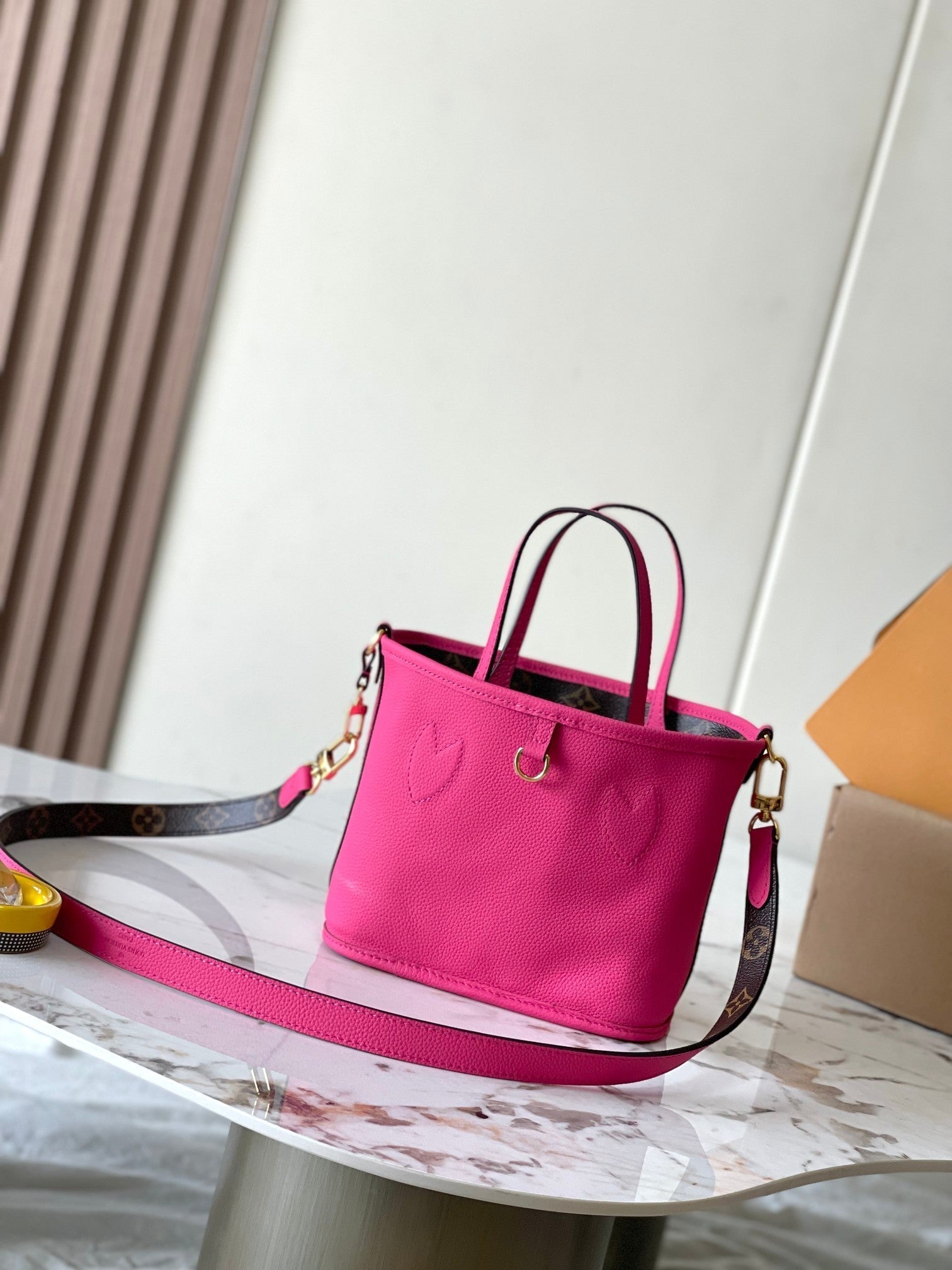 LOUIS VUITTON NEVERFULL BANDOULIÈRE INSIDE OUT BB 24 IN BROWN MONOGRAM CANVAS AND PINK CALFSKIN