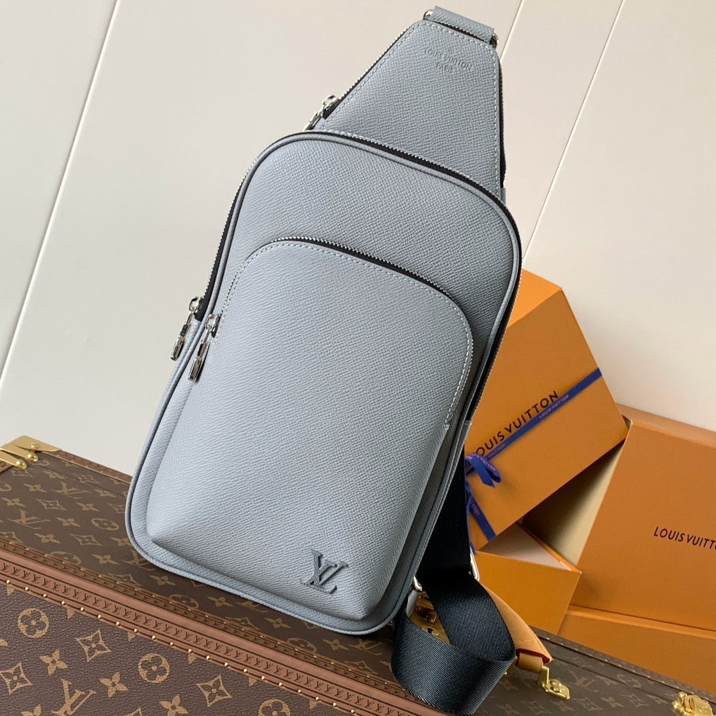 LOUIS VUITTON AVENUE SLINGBAG 31 IN GREY TAIGA LEATHER