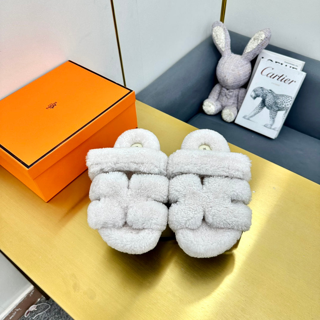 HERMES CHYPRE SANDAL IN WHITE SHEARLING